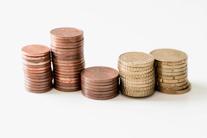 Mehrere Stapel Euromünzen: Separate Säulen aus 1-Cent-, 2-Cent-, 5-Cent-, 10-Cent- und 20-Cent-Münzen nebeneinander angeordnet.